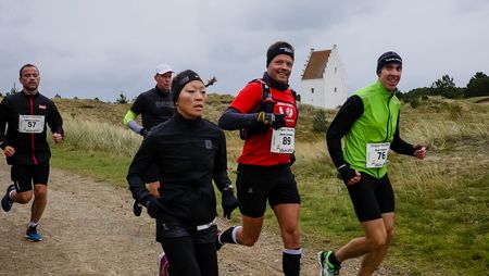 skagen marathon løbere ved den tilsandede kirke